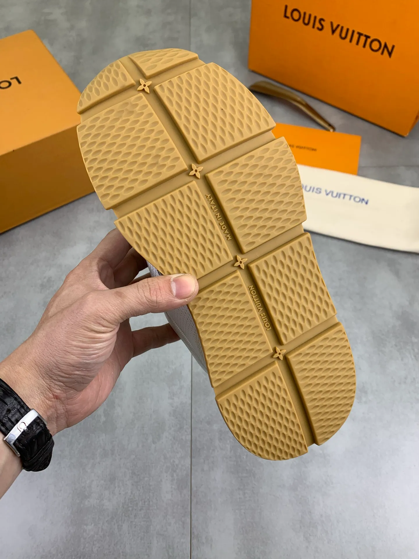 Factory price P700 💶 Top version [LOUIS VUITTON] Couple 🧑‍🤝‍🧑 Craftsman style Counter series (original order) New style 🍀LV Louis Vuitton - top version LV classic high-top trendy shoes! Made of imported original craft calfskin, original breathable lining, and original wear-resistant, lightweight, high-end TPU outsole! High quality products! 4️⃣ colors available, size: female 35-39, male 39-44 (female 40, male 45 46 customized)